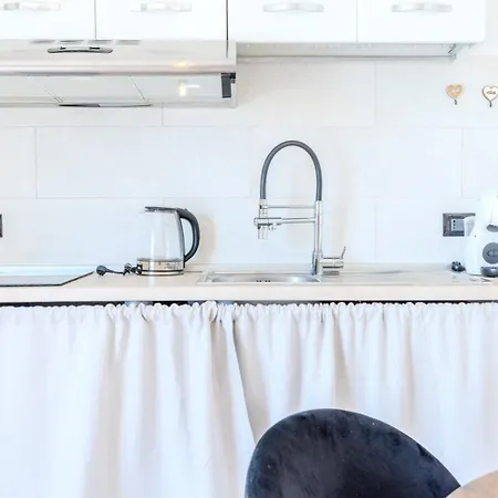 Splendido Monolocale Con Giardino Apartamento